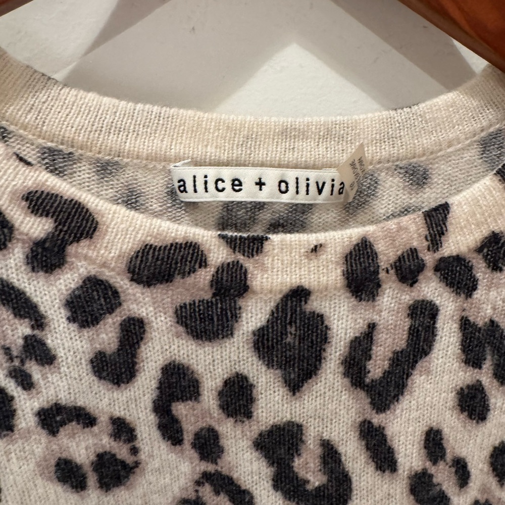 Alice + Olivia leopard cashmere short sweater w/ wide sleeves. Size L. - Picture 11 of 11